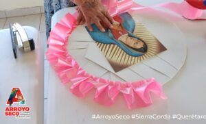 TOMAN TALLER DE ELABORACIÓN DE CORONAS, MUJERES ARROYOSEQUENSES.