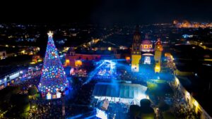 AUTORIDADES MUNICIPALES Y ESTATALES ENCIENDEN EL PINO MONUMENTAL DEL FESTIVAL ALEGRÍA EN SAN JUAN DEL RÍO