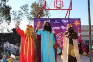 LOS REYES MAGOS LLEGARON A AMEALCO CON JUGUETES Y SORPRESAS