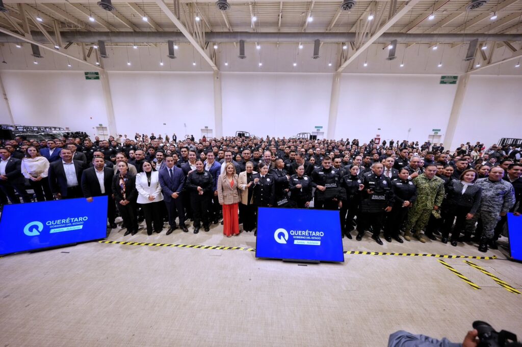 ACOMPAÑA FELIFER MACÍAS AL GOBERNADOR EN ENTREGA DE EQUIPAMIENTO PARA LA SEGURIDAD DE QUERÉTARO