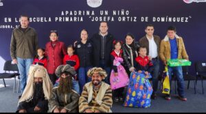 CHEPE GUERRERO Y SU GABINETE ENTREGAN ROPA Y JUGUETES A TRAVÉS DEL PROGRAMA “PADRINA UN NIÑO”